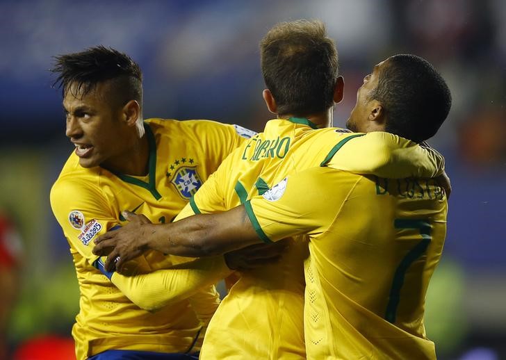 © Reuters. Brasil logra agónico triunfo 2-1 ante un sorprendente Perú la Copa América