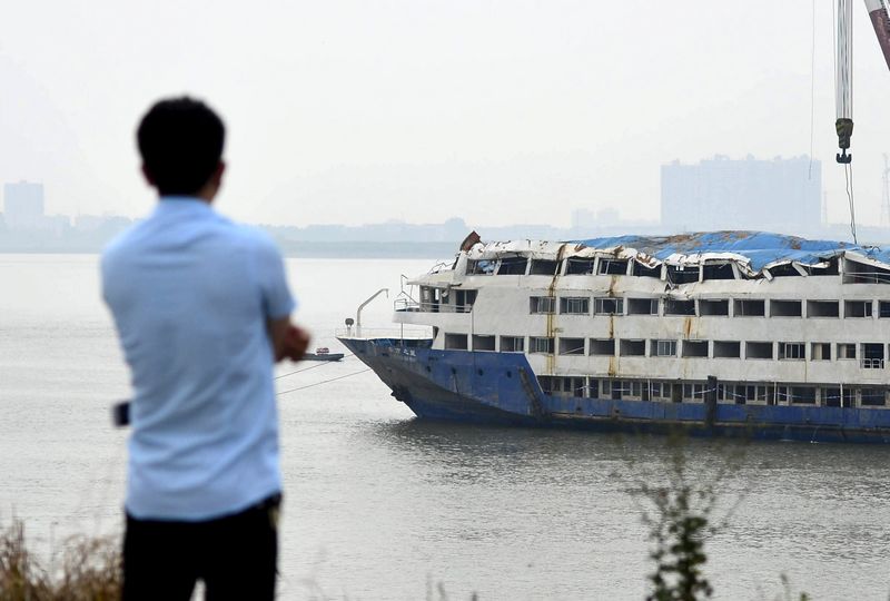 © Reuters. 12 ناجيا و442 قتيلا في حادث انقلاب سفينة صينية