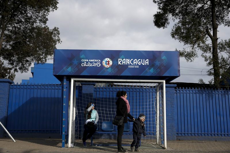 © Reuters. Las marquesinas con forma de portería causan furor en la Copa América