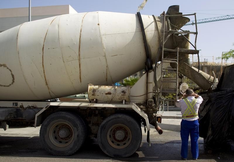 © Reuters. El consumo de cemento en España sigue al alza, pero a menor ritmo