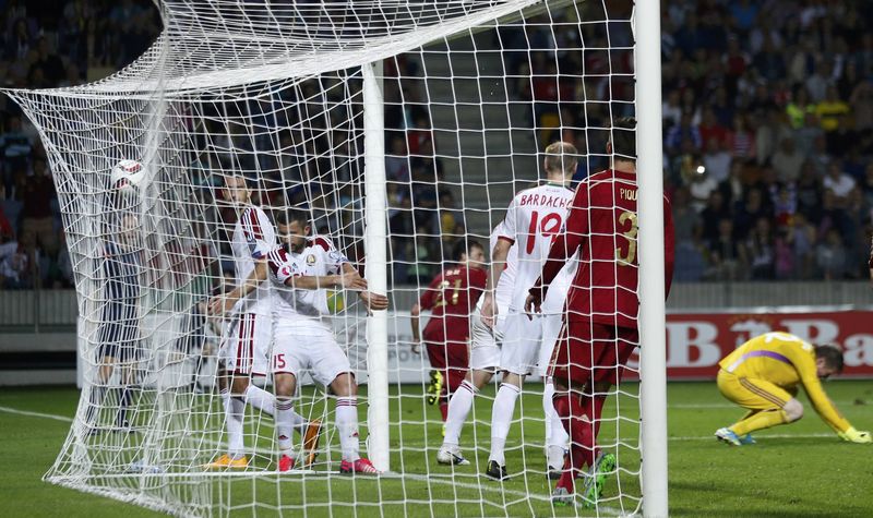 © Reuters. La falta de potencia en ataque hiere a la selección española de fútbol