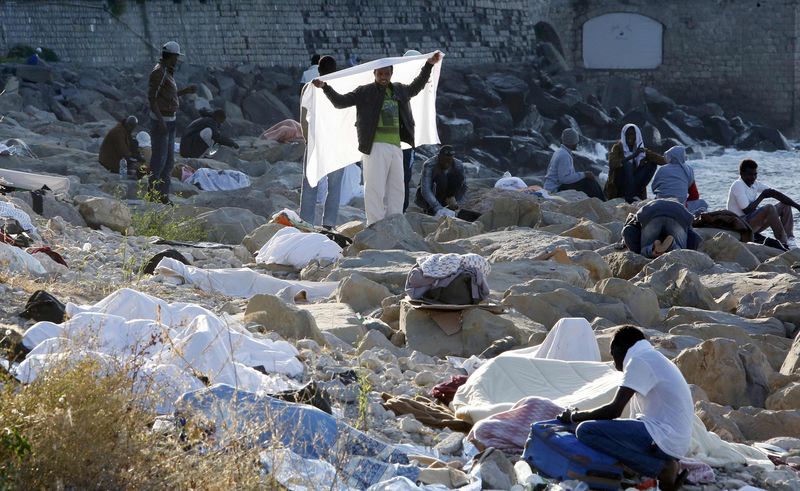 © Reuters. LA FRANCE APPELLE L'ITALIE À RESPECTER LA LÉGISLATION EUROPÉENNE SUR LES MIGRANTS