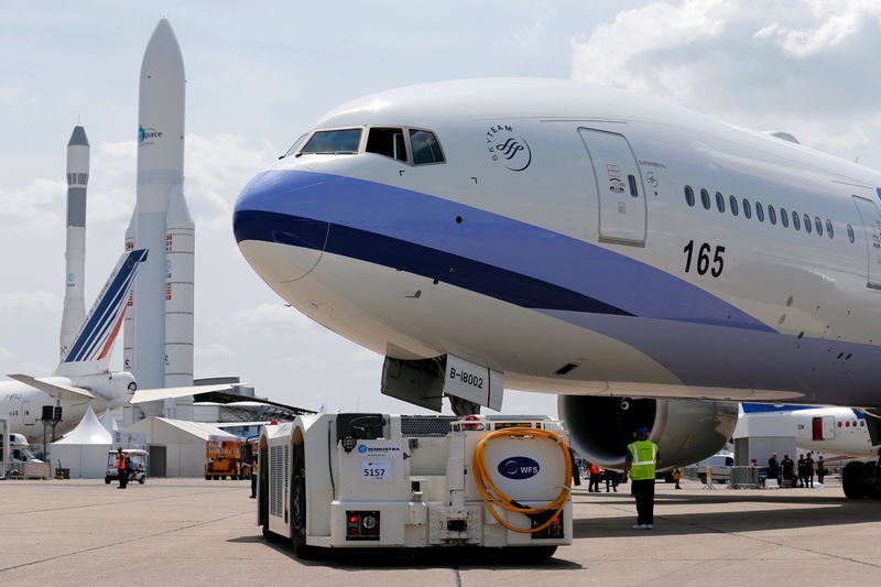 © Reuters. AIRBUS ET BOEING OPTIMISTES SUR LE MARCHÉ AÉRONAUTIQUE MONDIAL 