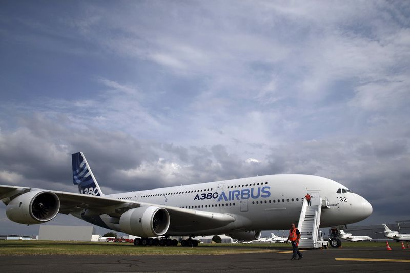 © Reuters. ايرباص تجري محادثات مع شركات طيران بشأن نسخة موسعة من ايه380