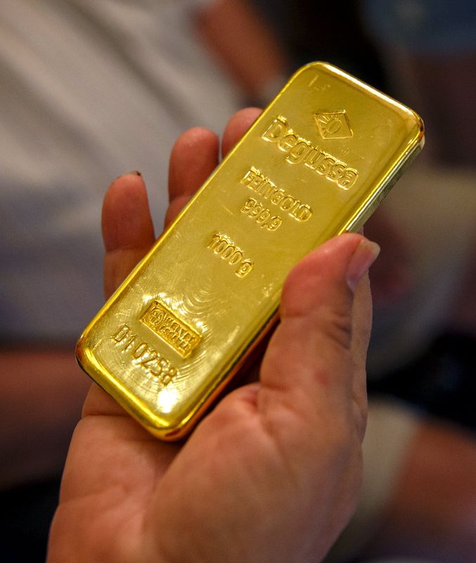 © Reuters. الذهب يتراجع بفعل قوة الدولار والأنظار على أزمة اليونان