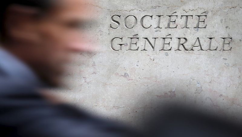 © Reuters. LES BANCAIRES, LES SERVICES FINANCIERS ET LES ASSURANCES EN BAISSE À LA MI-SÉANCE DE LA BOURSE DE PARIS