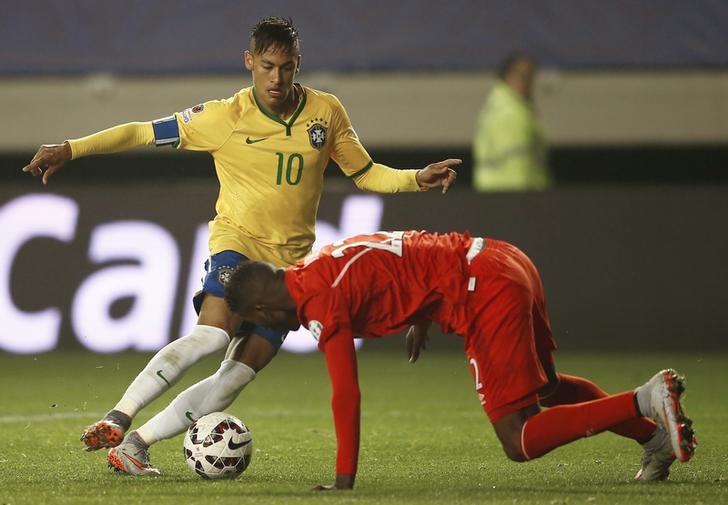 © Reuters. Neymar driblando jogador do Peru durante partida da Copa América 