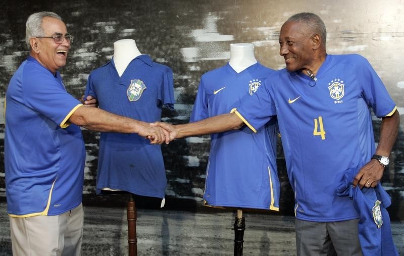 © Reuters. Zito (esquerda) e Djalma dos Santos durante evento da CBF no Rio de Janeiro