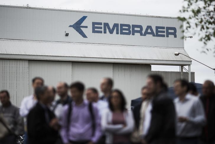 © Reuters. Funcionários em frente sede da Embraer em São José dos Campos