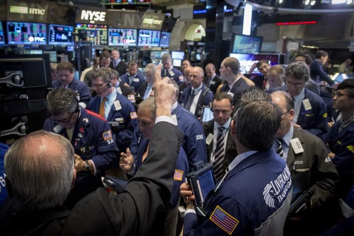 © Reuters. Traders work on the floor of the New York Stock Exchange