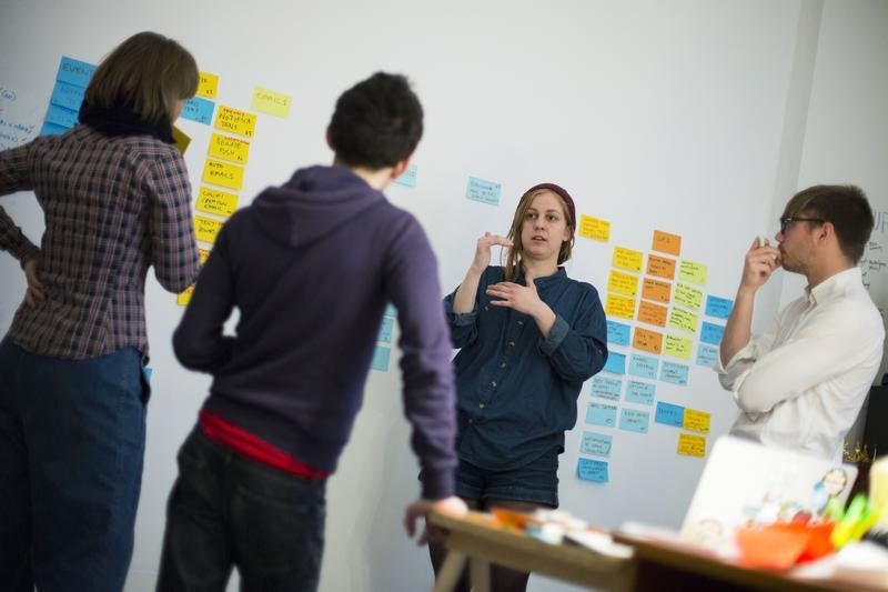 © Reuters. Berlino, lavoratori di una start-up composta da giovani di diversi paesi europei