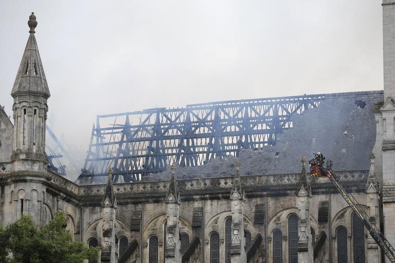 © Reuters. حريق يدمر سطح كنيسة من القرن التاسع عشر في مدينة نانت الفرنسية