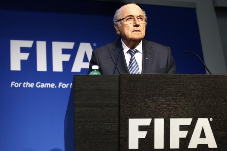 © Reuters. SEPP BLATTER ENVISAGE DE RESTER À LA TÊTE DE LA FIFA, SELON UN CONSEILLER