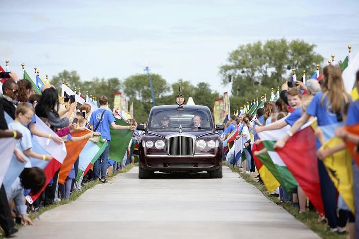 © Reuters. Rainha Elizabeth chega para celebrações dos 800 anos da Magna Carta em Runnymede