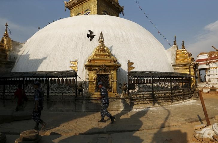 © Reuters. Soldado passa por monumento de templo Swayambhunath Stupa em Katmandu, no Nepal