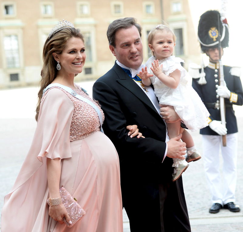 © Reuters. Princesa Madeleine e o marido, Christopher O'Neil, com a filha Leonore, em foto de arquivo