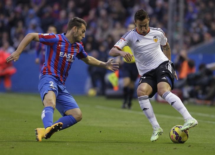 © Reuters. Atacante do Valencia Rodrigo Moreno (direita) e Ivan Lopez, do Levante, em Valencia