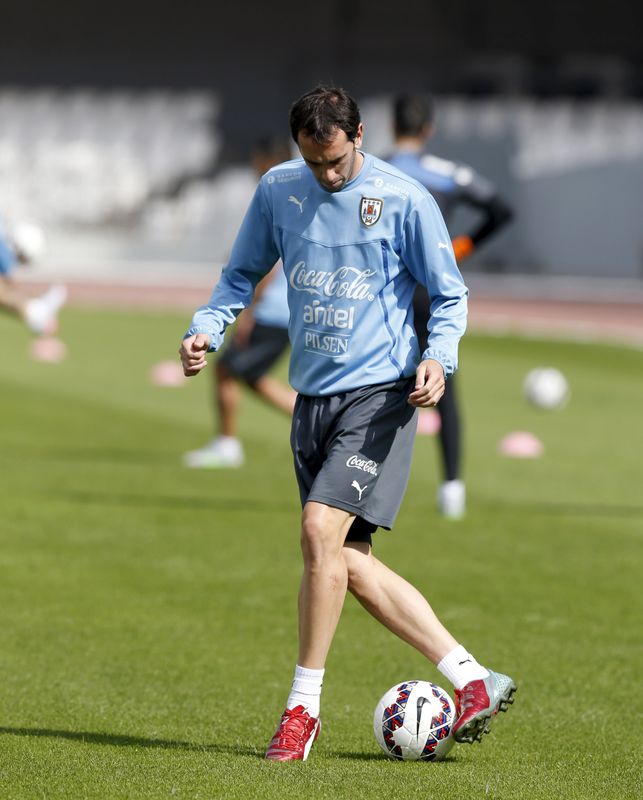 © Reuters. Capitão do Uruguai Diego Godín em treino da seleção em Antofagasta, no Chile