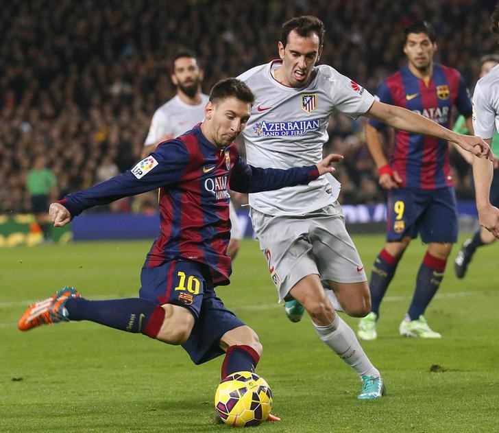 © Reuters. Uruguay podrá dominar a Messi solo con un buen trabajo de equipo, dice Godín