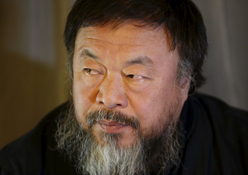 © Reuters. Dissidente chinês Ai Weiwei em entrevista à Reuters em hotel de Pequim