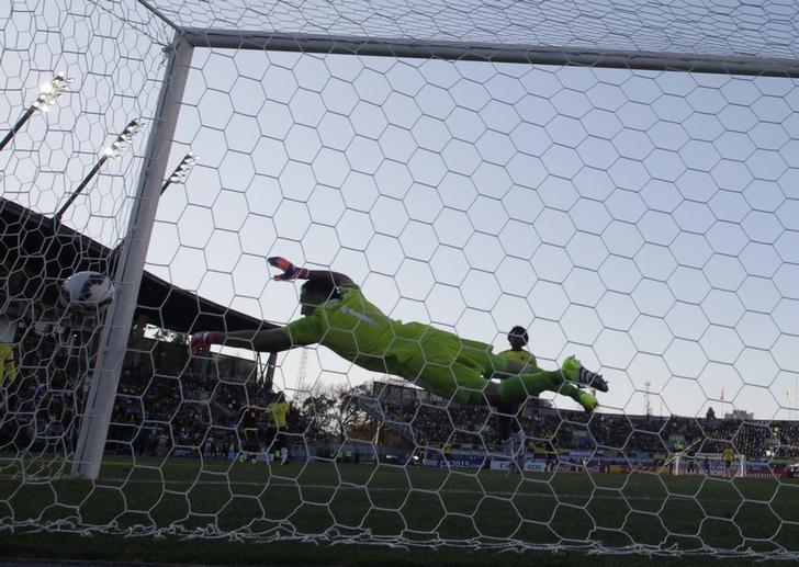 © Reuters. Colombia's goalie Ospina fails to stop a goal by Venezuela's Rondon during their first round Copa America 2015 soccer match at Estadio El Teniente in Rancagua