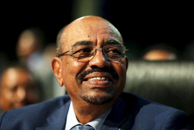 © Reuters. Sudanese President Omar al-Bashir looks on ahead of the 25th African Union summit in Johannesburg 