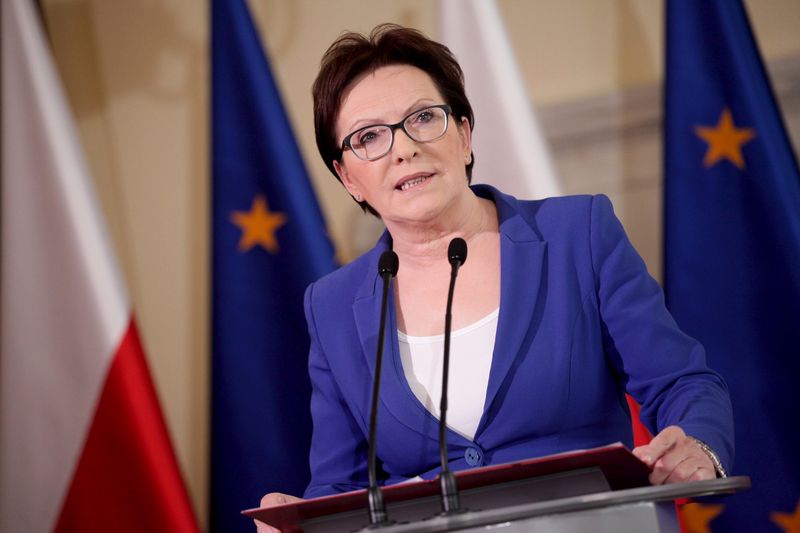 © Reuters. Poland's Prime Minister Ewa Kopacz speaks during a news conference at the Prime Minister Chancellery in Warsaw