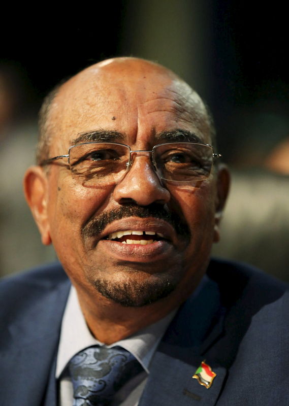 © Reuters. السودان يقول ان "أعداء أفريقيا" وراء محاولة اعتقال البشير