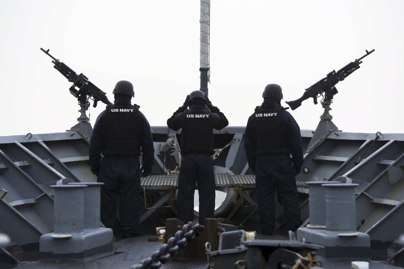 © Reuters. Pessoal da Marinha dos EUA a bordo do USS Viksburg em exercício antisubmarino na costa da Noruega