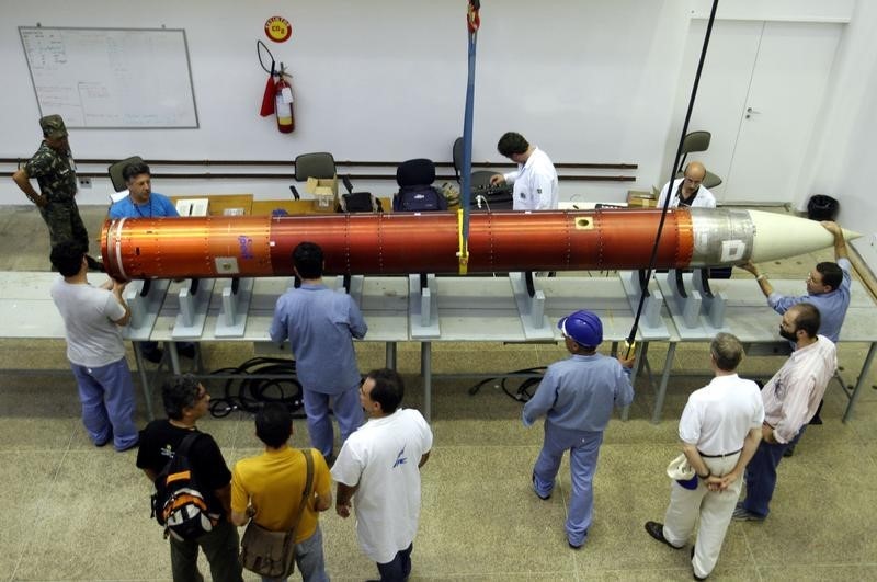 © Reuters. Cientistas e funcionários trabalham em Alcântara 