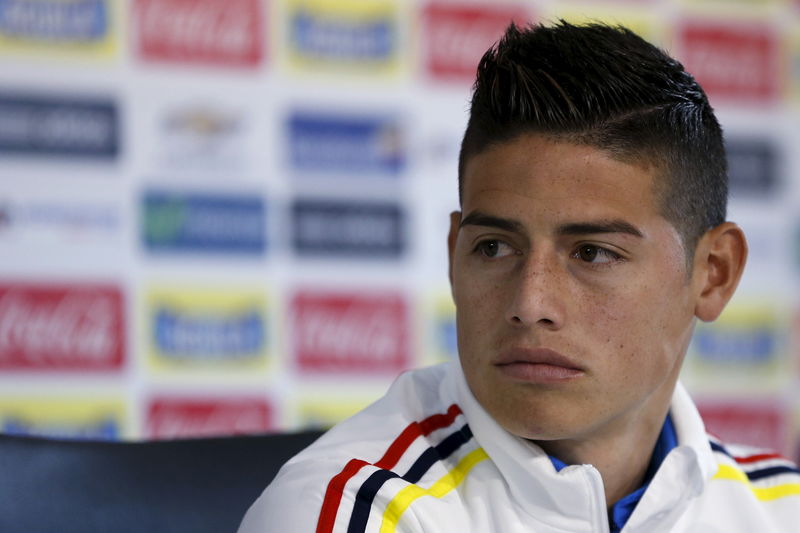 © Reuters. Jogador James Rodríguez, da seleção de futebol da Colômbia, concede entrevista