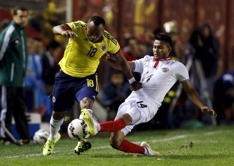 © Reuters. Camilo Zuñiga, da Colômbia (esquerda), em disputa de bola com Deyver Vega, da Costa Rica