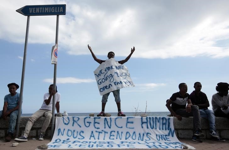 © Reuters. Protesto de imigrantes na Europa