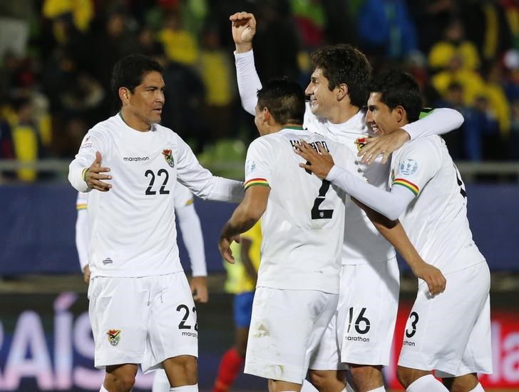 © Reuters. Jogadores da Bolívia comemoram gol contra o Equador