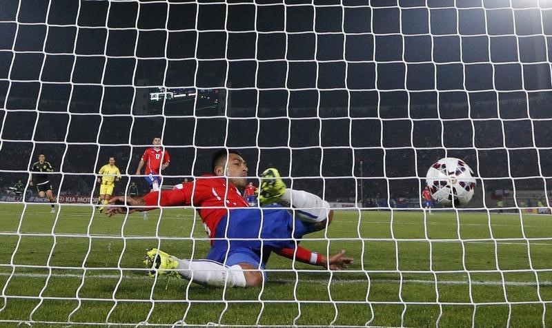 © Reuters. تشيلي تتعادل 3-3 مع المكسيك في مباراة مثيرة في كوبا امريكا