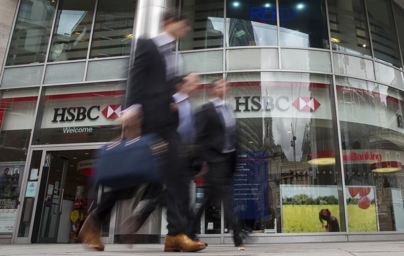 © Reuters. Workers walk past a branch of HSBC bank in central London