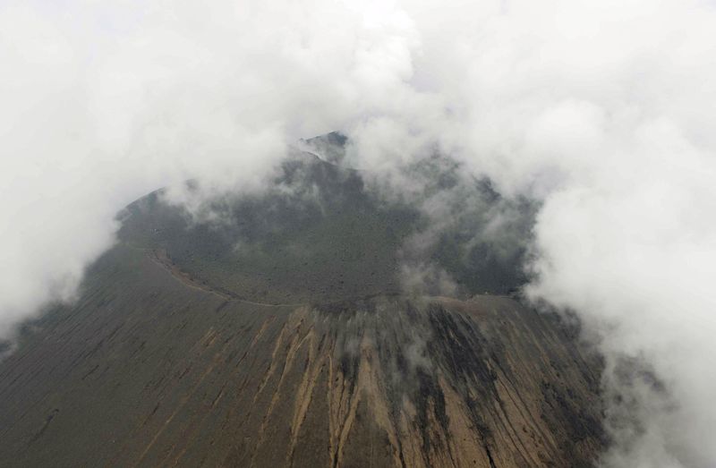 © Reuters. سقوط رماد يشير إلى ثوران بركان بوسط اليابان