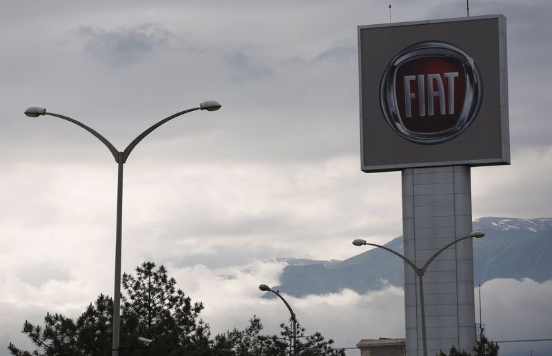 © Reuters. The logo of Fiat is pictured outside of Tofas car plant in Bursa, Turkey