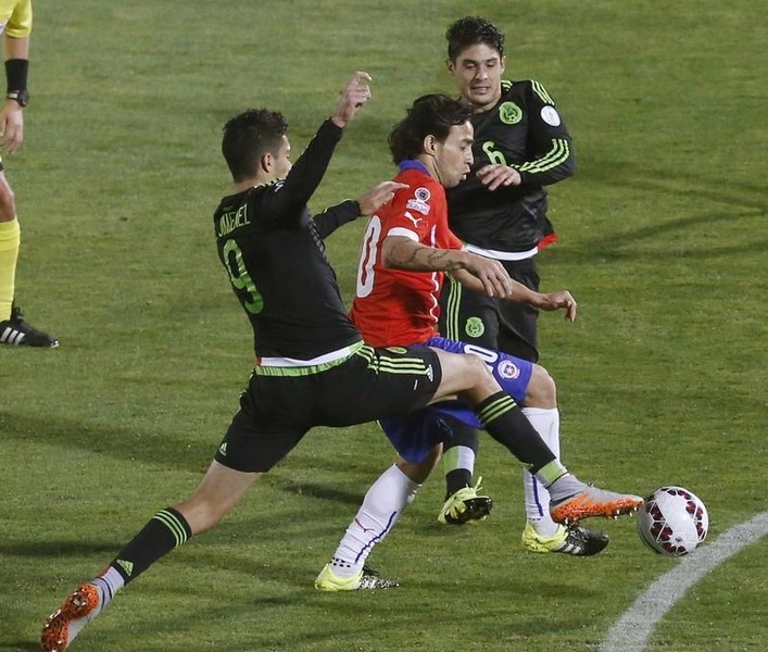 © Reuters. Chile y México empatan 3-3 en un vibrante partido en la Copa América
