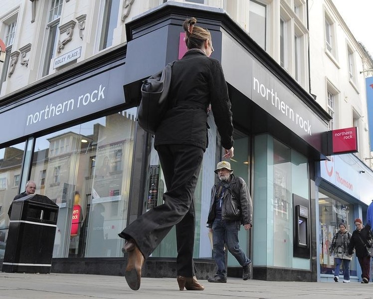 © Reuters. A woman passes a branch of Northern Rock bank in Newcastle