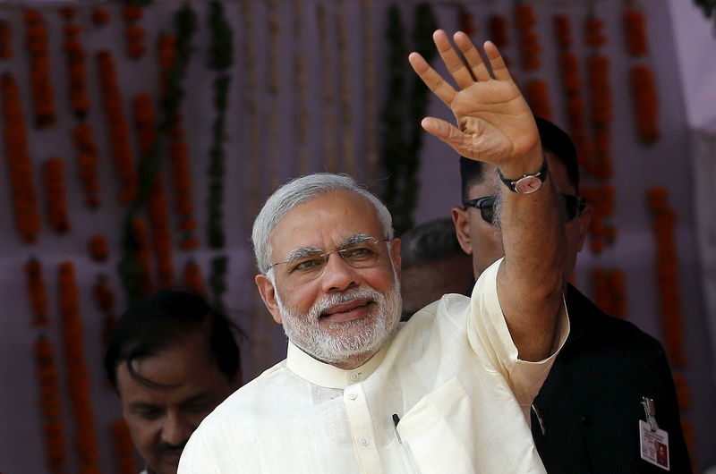© Reuters. حماس رئيس وزراء الهند لليوجا يثير قلق مسلمين