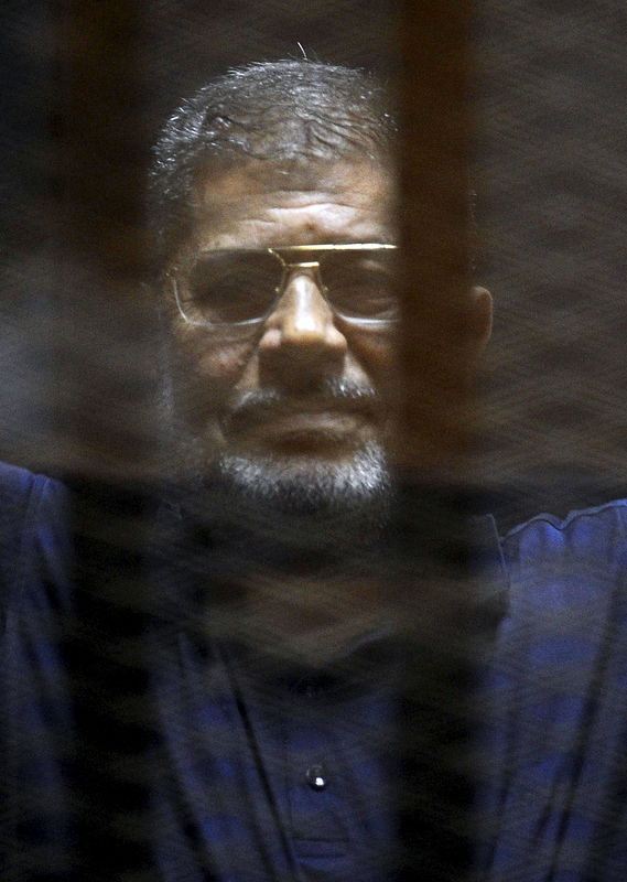© Reuters. Un tribunal de Egipto condena a Mursi a 25 años por espionaje
