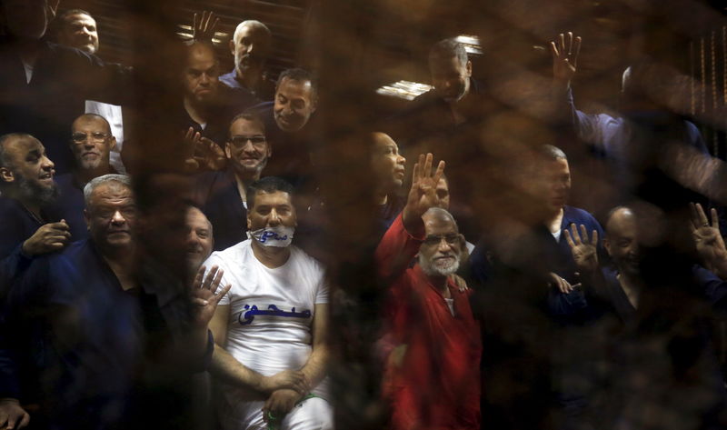 © Reuters. قيادي بارز في الإخوان: محاكمة مرسي مسمار في نعش الديمقراطية في مصر