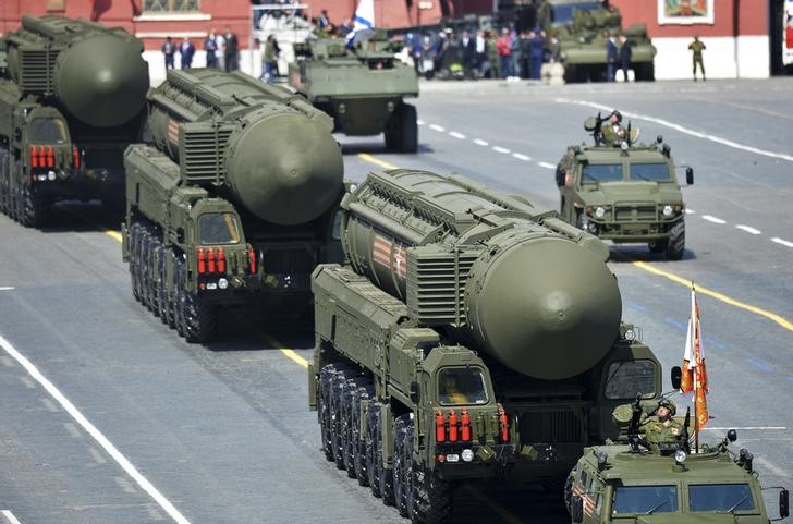 © Reuters. Russian RS-24 Yars/SS-27 Mod 2 solid-propellant intercontinental ballistic missiles drive during the Victory Day parade at Red Square in Moscow