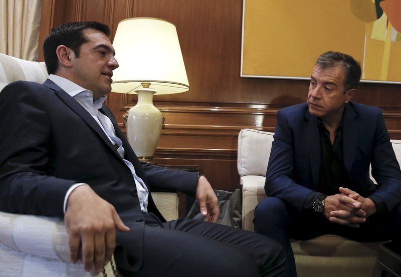 © Reuters. Premiê da Grécia, Alexis Tsipras (esquerda), durante encontro com o líder do partido de centro, To Potami, Stavros Theodorakis