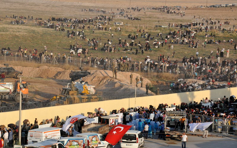 © Reuters. Más de 23.000 refugiados huyen a Turquía escapando de enfrentamientos en Siria