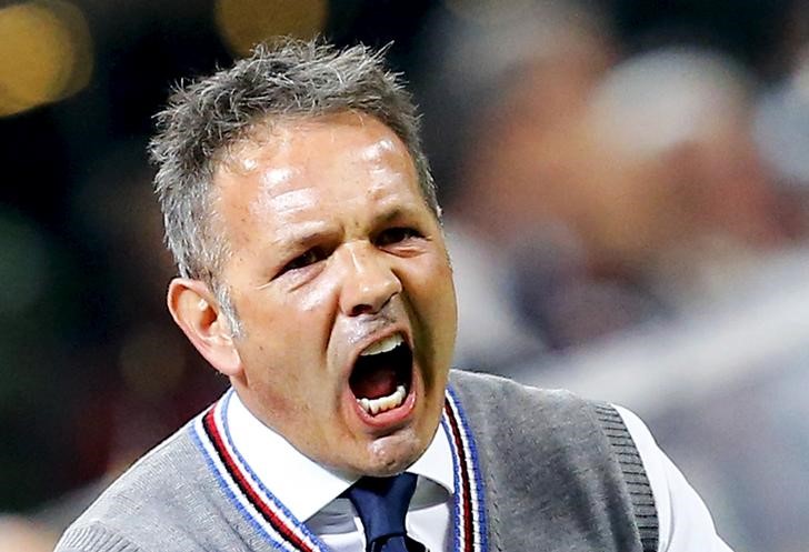 © Reuters. Sampdoria coach Mihajlovic reacts during their Italian Serie A soccer match against AC Milan in Milan