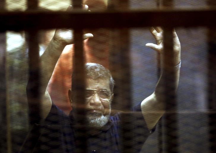 © Reuters. Ex-presidente egípcio Mohamed Mursi em cela dentro de tribunal no arredores do Cairo