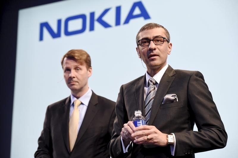 © Reuters. Nokia's chairman Risto Siilasmaa (L) and Chief Executive Rajeev Suri during the press conference held in Nokia head offices in Espoo, Finland