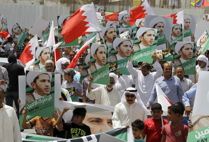 © Reuters. Manifestantes com foto do líder de oposição do Barein Ali Salman em protesto em Diraz